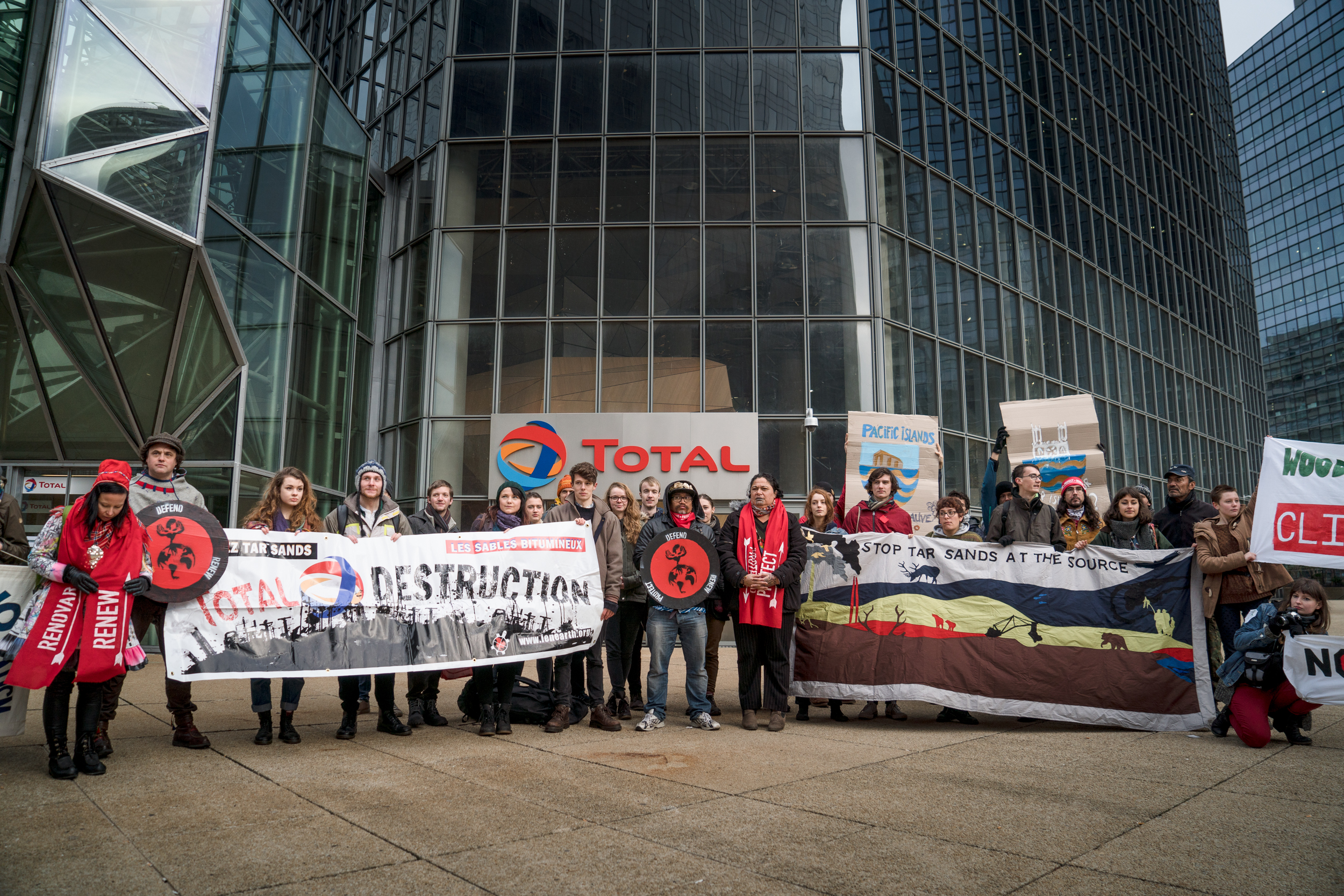 You are currently viewing Indigenous Communities and European Allies take action on Total in Paris during Climate Talks